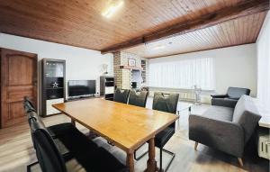 オーステンデにあるNice Home In Oostende With Wifiの木製のテーブルと椅子のあるリビングルーム