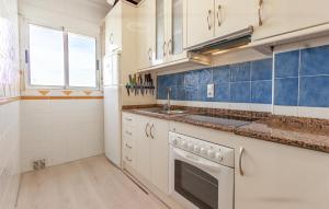 Køkken eller tekøkken på 3 Bedroom Awesome Home In Orihuela