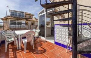 En balkon eller terrasse på 3 Bedroom Awesome Home In Orihuela + 15 billeder