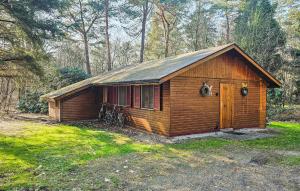 uma pequena cabana de madeira no meio de um campo em Lovely Home In Neede With Sauna em Neede
