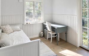 1 dormitorio con escritorio, 1 cama y escritorio en 3 Bedroom Beautiful Home In Slvesborg en Sölvesborg