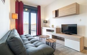 - un salon avec un canapé et une télévision dans l'établissement Nice Apartment In Fuente De Piedra With Kitchenette, à Fuente de Piedra