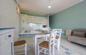 cocina con mesa y sillas en una habitación en Lovely Home In Arbus With Kitchen, en Arbus