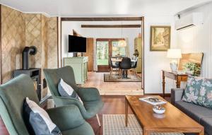 un soggiorno con divano, sedie e tavolo di 2 Bedroom Awesome Home In Vordingborg a Vordingborg