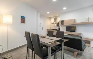 a dining room and kitchen with a table and chairs at Amazing Apartment In Fuente De Piedra With Wifi in Fuente de Piedra