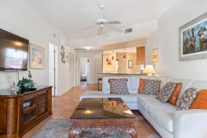 Χώρος καθιστικού στο Luxury Updated Unit w/ Balcony - Crimson #105
