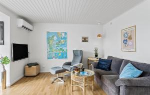 salon z kanapą i stołem w obiekcie Pet Friendly Home In Tranekr With House Sea View w mieście Tranekær