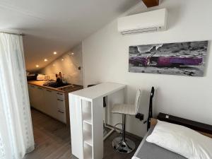 Kuchyňa alebo kuchynka v ubytovaní Apartments Lopac Jadranovo