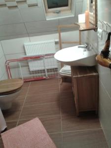 A bathroom at Apartments zum Brauergang