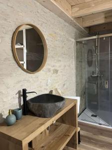 ein Bad mit einem Waschbecken und einem Spiegel in der Unterkunft GITE Le grenier du Jean 8 personnes in Sancey-le-Long