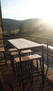 einen Tisch und Stühle auf einem Balkon mit Aussicht in der Unterkunft GITE Le grenier du Jean 8 personnes in Sancey-le-Long