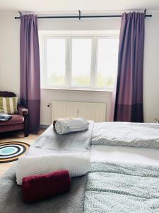 - une chambre avec un grand lit et des rideaux violets dans l'établissement Scandinavian Apartment Hotel- Torsted 1 - 2 room apartment, à Horsens