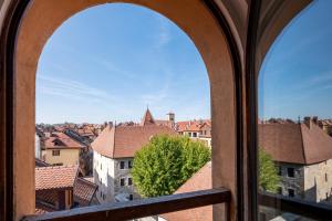 Elle offre une vue sur la ville depuis sa fenêtre. dans l'établissement Hôtel du Palais de l'Isle, à Annecy