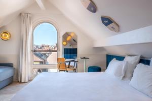 1 dormitorio con 1 cama grande y balcón en Hôtel du Palais de l'Isle en Annecy