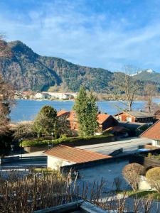 uma vista para uma cidade com um lago e montanhas em bloom: See Berge moderne Ausstattung für 2-6 Pers em Tegernsee