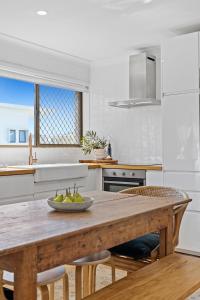 Kuchyň nebo kuchyňský kout v ubytování Boho-Style Beach Apartment Kingscliff by uHoliday