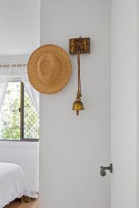 Postel nebo postele na pokoji v ubytování Boho-Style Beach Apartment Kingscliff by uHoliday