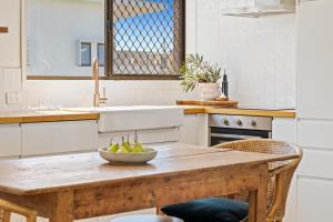 Kuchyň nebo kuchyňský kout v ubytování Boho-Style Beach Apartment Kingscliff by uHoliday