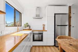 Kuchyň nebo kuchyňský kout v ubytování Boho-Style Beach Apartment Kingscliff by uHoliday + 17 fotografií