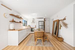 Kuchyň nebo kuchyňský kout v ubytování Boho-Style Beach Apartment Kingscliff by uHoliday