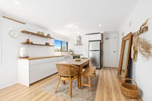 Kuchyň nebo kuchyňský kout v ubytování Boho-Style Beach Apartment Kingscliff by uHoliday