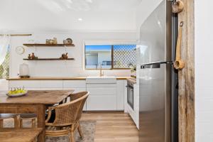 Kuchyň nebo kuchyňský kout v ubytování Boho-Style Beach Apartment Kingscliff by uHoliday