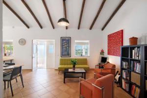 ein Wohnzimmer mit einem Sofa und einem Tisch in der Unterkunft Casa Noah in São Bartolomeu de Messines
