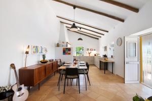 eine Küche und ein Esszimmer mit einem Tisch und Stühlen in der Unterkunft Casa Noah in São Bartolomeu de Messines