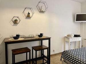 a room with a table with bowls on it at Appartement Noirmoutier-en-l'Île, 1 pièce, 2 personnes - FR-1-224B-146 in Noirmoutier-en-l'lle