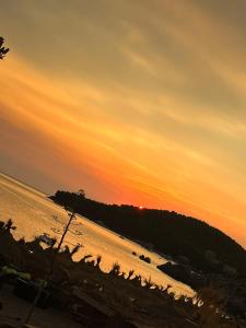 - un coucher de soleil sur une plage donnant sur l'océan dans l'établissement Hotel Billy, à Himarë