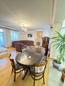 una sala de estar con una mesa y sillas en Asana Tourism and Business, en Ereván