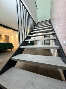 een trap in een loft met een groene bank bij ROTH Apartments Velbert-Mitte in Velbert