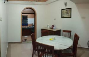 une salle à manger avec une table, des chaises et un miroir dans l'établissement Kim Kim Homestay Melaka(11 Pax 4R2B), à Malacca