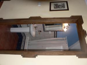 um espelho por cima de uma cama num quarto em Cortijo la Colá em Cañete la Real