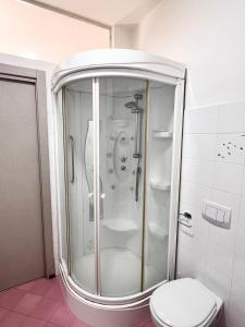 ロクリにあるPalazzo Persephone Locriのバスルーム(シャワー、トイレ付)