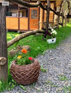 una cesta de flores delante de una casa en Smerekova Hata, en Oryavchyk