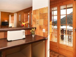 Kuchyň nebo kuchyňský kout v ubytování Apartment Colline 8 by Interhome