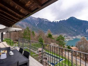 een balkon met uitzicht op een meer en de bergen bij Apartment Europa-1 by Interhome in Ledro