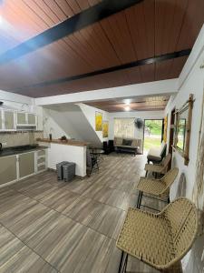 cocina y sala de estar con sillas y mesa en Las 5 Quintas - Acogedora casa en San Rafael