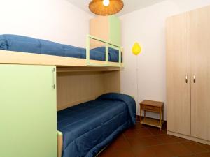 um quarto com um sofá azul e um beliche em Holiday Home Baldassarre by Interhome em Termini