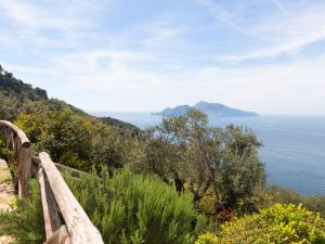 Blick auf das Meer von einem Hügel mit einem Zaun in der Unterkunft Holiday Home Baldassarre by Interhome in Termini