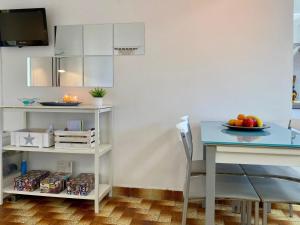 cocina con mesa azul, mesa y sillas en Apartment Aquarius by Interhome, en Tossa de Mar