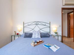 Notteri的住宿－Holiday Home Carlo-2 by Interhome，一间卧室配有一张大蓝色的床和两张桌子