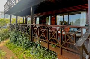Peaceful guest suite with balcony views and garden setting陽台或露臺