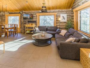 ein Wohnzimmer mit Sofa und Tisch in der Unterkunft Holiday Home Muuttohaukka by Interhome in Ruka