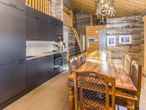 eine Küche mit einem Holztisch und Stühlen in der Unterkunft Holiday Home Muuttohaukka by Interhome in Ruka + 25 Fotos