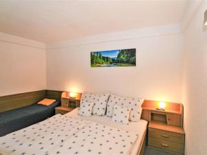 mała sypialnia z łóżkiem i kanapą w obiekcie Apartment Kohler by Interhome w mieście Fügen