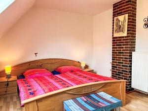 een slaapkamer met een houten bed met rode dekens bij Apartment Gebauer-2 by Interhome in Fuchshofen