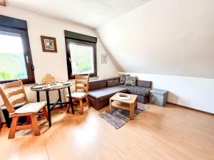 een woonkamer met een bank en een tafel bij Apartment Gebauer-2 by Interhome in Fuchshofen