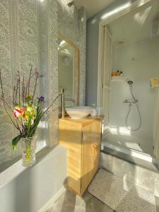 a bathroom with a sink and a vase of flowers at 尹府F栋 天空树景观 in Tokyo